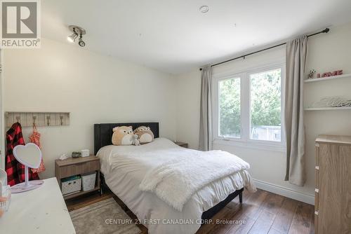 1453 Kostis Avenue, London, ON - Indoor Photo Showing Bedroom