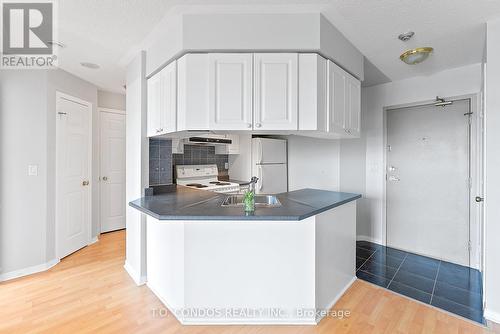 2002 - 909 Bay Street, Toronto, ON - Indoor Photo Showing Kitchen