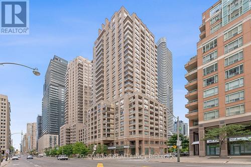 2002 - 909 Bay Street, Toronto, ON - Outdoor With Facade