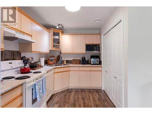 11150 Maddock Avenue, Lake Country, BC - Indoor Photo Showing Kitchen With Double Sink