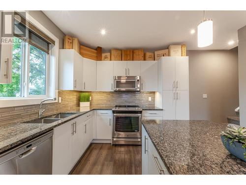 596 Braid Street, Penticton, BC - Indoor Photo Showing Kitchen With Stainless Steel Kitchen With Double Sink With Upgraded Kitchen