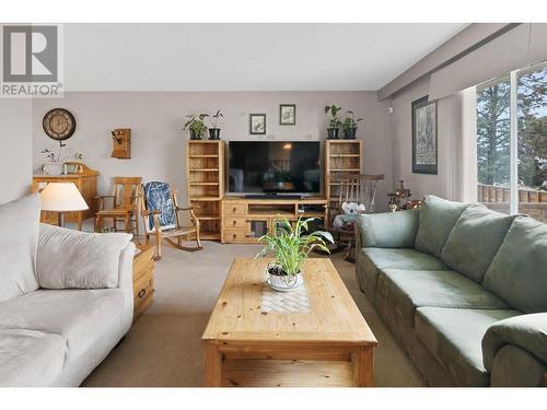 3641 Weston Road, Kelowna, BC - Indoor Photo Showing Living Room