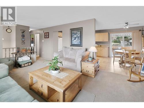 3641 Weston Road, Kelowna, BC - Indoor Photo Showing Living Room