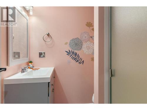 156 Dartmouth Place, Penticton, BC - Indoor Photo Showing Bathroom