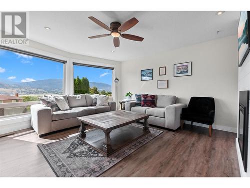 156 Dartmouth Place, Penticton, BC - Indoor Photo Showing Living Room