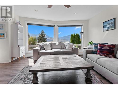 156 Dartmouth Place, Penticton, BC - Indoor Photo Showing Living Room