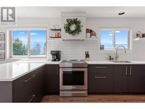 156 Dartmouth Place, Penticton, BC - Indoor Photo Showing Kitchen With Upgraded Kitchen