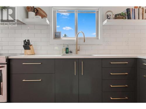 156 Dartmouth Place, Penticton, BC - Indoor Photo Showing Kitchen