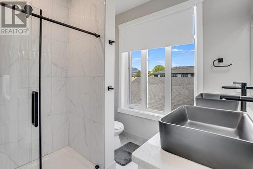 800 Morrison Avenue Unit# 3, Kelowna, BC - Indoor Photo Showing Bathroom