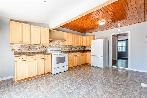 120 Clara Street, Thorold, ON - Indoor Photo Showing Kitchen