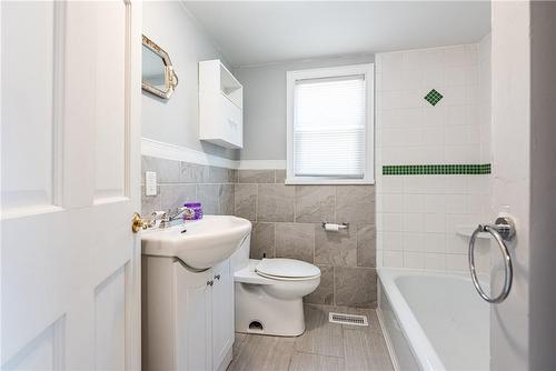 120 Clara Street, Thorold, ON - Indoor Photo Showing Bathroom