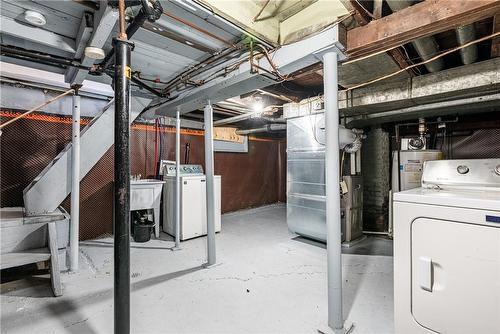 120 Clara Street, Thorold, ON - Indoor Photo Showing Laundry Room