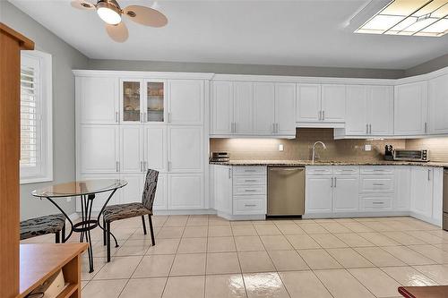 77 Boca Drive, Mount Hope, ON - Indoor Photo Showing Kitchen