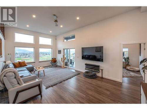 10903 Dale Meadows Road Unit# 116, Summerland, BC - Indoor Photo Showing Living Room