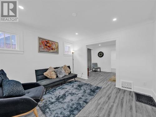 1159 Highland, Windsor, ON - Indoor Photo Showing Living Room