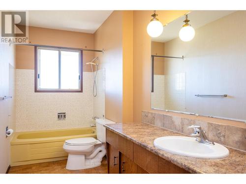 945 Rumney Road, West Kelowna, BC - Indoor Photo Showing Bathroom