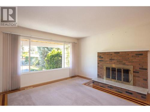 945 Rumney Road, West Kelowna, BC - Indoor Photo Showing Living Room With Fireplace