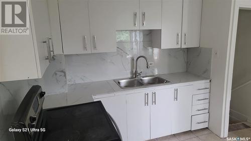 859 Argyle Street, Regina, SK - Indoor Photo Showing Kitchen With Double Sink