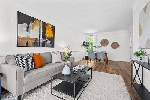 281 Wentworth Street N, Hamilton, ON - Indoor Photo Showing Living Room