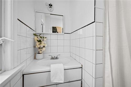 281 Wentworth Street N, Hamilton, ON - Indoor Photo Showing Bathroom