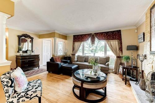 214 Carluke Road E, Ancaster, ON - Indoor Photo Showing Living Room