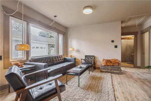 381 Maplewood Avenue, Crystal Beach, ON - Indoor Photo Showing Living Room