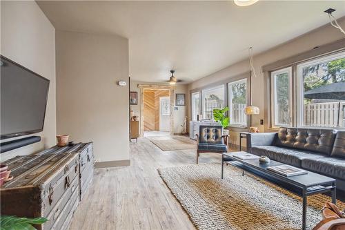 381 Maplewood Avenue, Crystal Beach, ON - Indoor Photo Showing Living Room