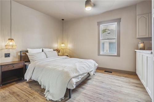 381 Maplewood Avenue, Crystal Beach, ON - Indoor Photo Showing Bedroom