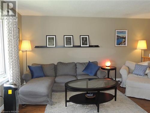 107 Macdonald Crescent, Durham, ON - Indoor Photo Showing Living Room