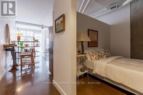 413 - 66 Bay Street S, Hamilton, ON - Indoor Photo Showing Bedroom