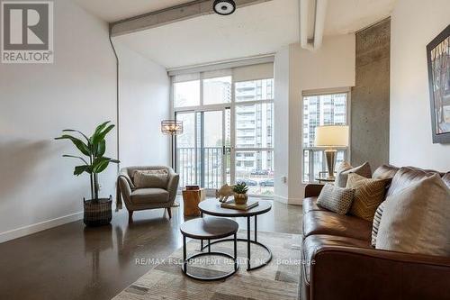 413 - 66 Bay Street S, Hamilton, ON - Indoor Photo Showing Living Room