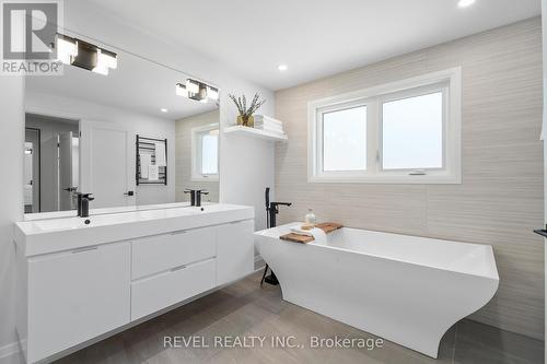 7148 Mccoll Drive, Niagara Falls, ON - Indoor Photo Showing Bathroom