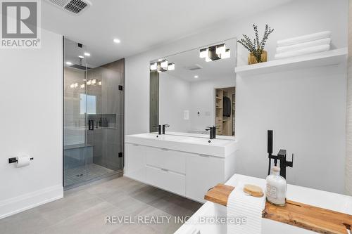 7148 Mccoll Drive, Niagara Falls, ON - Indoor Photo Showing Bathroom