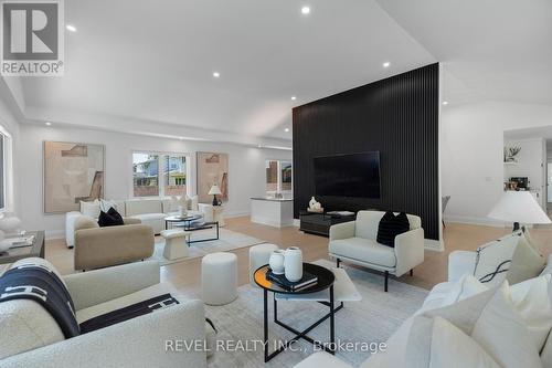 7148 Mccoll Drive, Niagara Falls, ON - Indoor Photo Showing Living Room