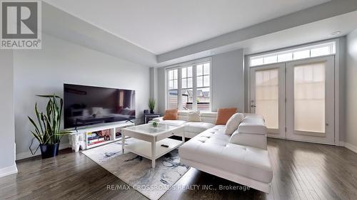 10610 Bathurst Street, Vaughan, ON - Indoor Photo Showing Living Room