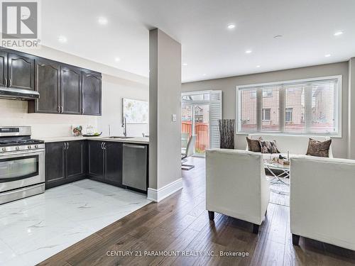 37 Campwood Crescent, Brampton, ON - Indoor Photo Showing Kitchen With Upgraded Kitchen