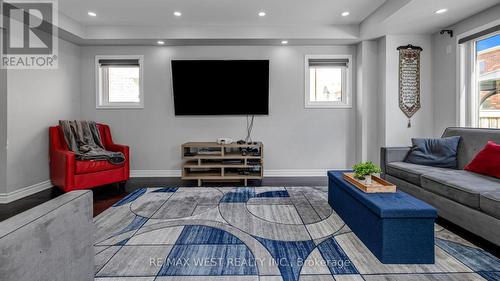 20 Reichert Court, Milton (Willmott), ON - Indoor Photo Showing Living Room