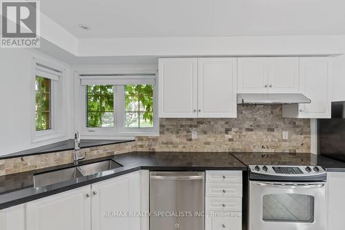 5694 Jenvic Grove, Mississauga, ON - Indoor Photo Showing Kitchen