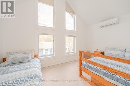 1627 Houston Avenue, Innisfil, ON - Indoor Photo Showing Bedroom