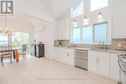 1627 Houston Avenue, Innisfil, ON - Indoor Photo Showing Kitchen With Upgraded Kitchen