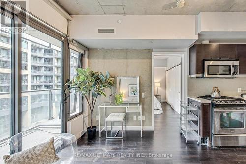 614 - 25 Oxley Street, Toronto, ON - Indoor Photo Showing Kitchen