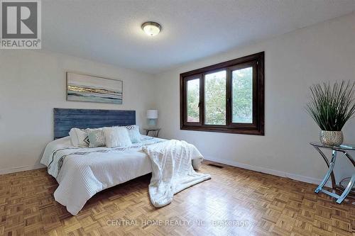 18 Mayvern Crescent, Richmond Hill, ON - Indoor Photo Showing Bedroom