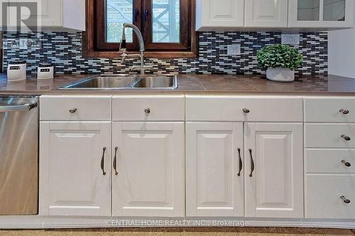 18 Mayvern Crescent, Richmond Hill, ON - Indoor Photo Showing Kitchen With Double Sink