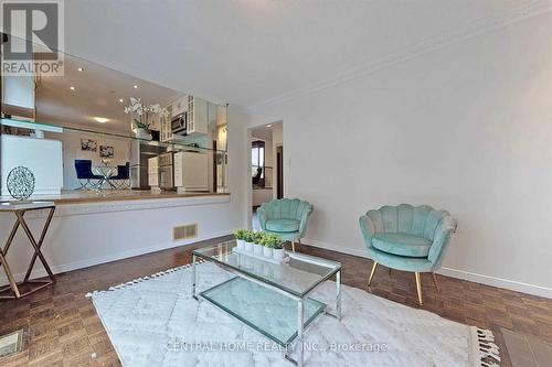 18 Mayvern Crescent, Richmond Hill, ON - Indoor Photo Showing Living Room