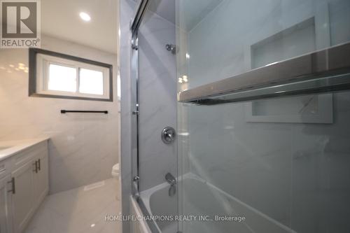 33 Northleigh Drive, Toronto, ON - Indoor Photo Showing Bathroom