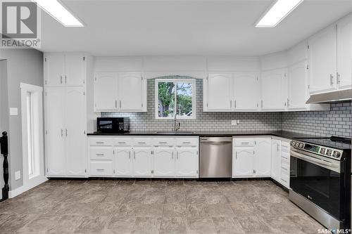 327 Retallack Street, Regina, SK - Indoor Photo Showing Kitchen With Stainless Steel Kitchen With Upgraded Kitchen