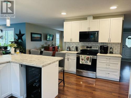 3171 Huston Road, 150 Mile House, BC - Indoor Photo Showing Kitchen