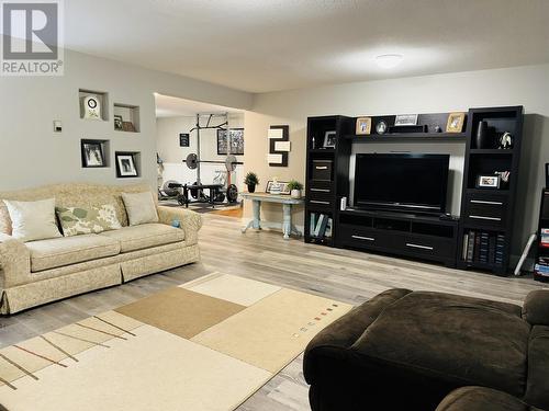 3171 Huston Road, 150 Mile House, BC - Indoor Photo Showing Living Room