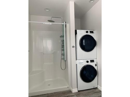 315 10Th Avenue, Castlegar, BC - Indoor Photo Showing Laundry Room