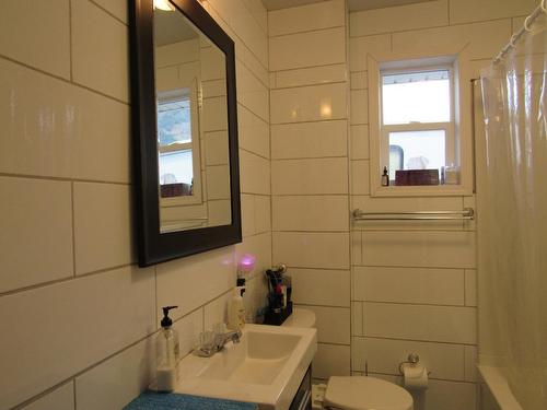 315 10Th Avenue, Castlegar, BC - Indoor Photo Showing Bathroom